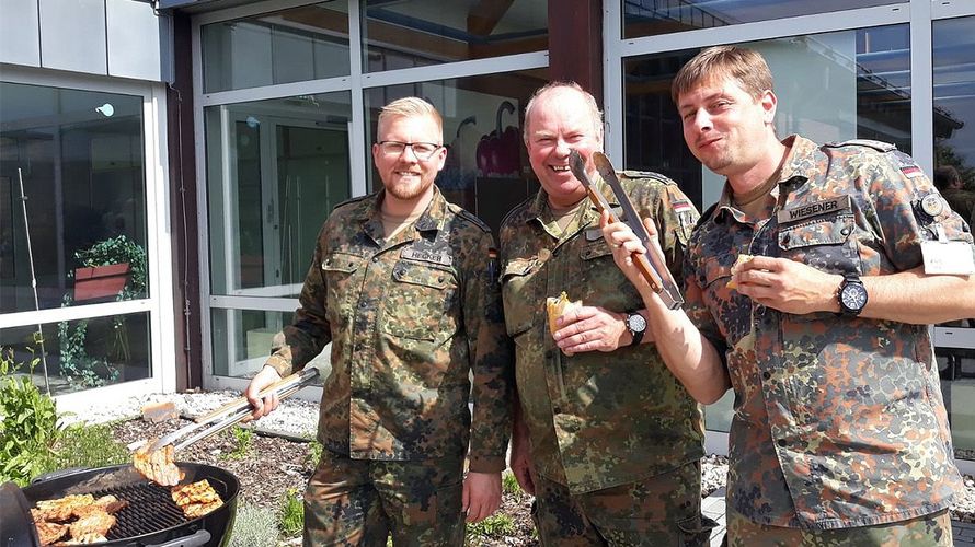 Gute Laune bei gutem Wetter hatten Hauptfeldwebel Rene Hecker, Stabsfeldwebel Peter Till und Hauptfeldwebel Mario Wiesener beim "Angrillen" der sTruKa in Grafschaft. Foto: Hauptfeldwebel Simone Wiesener