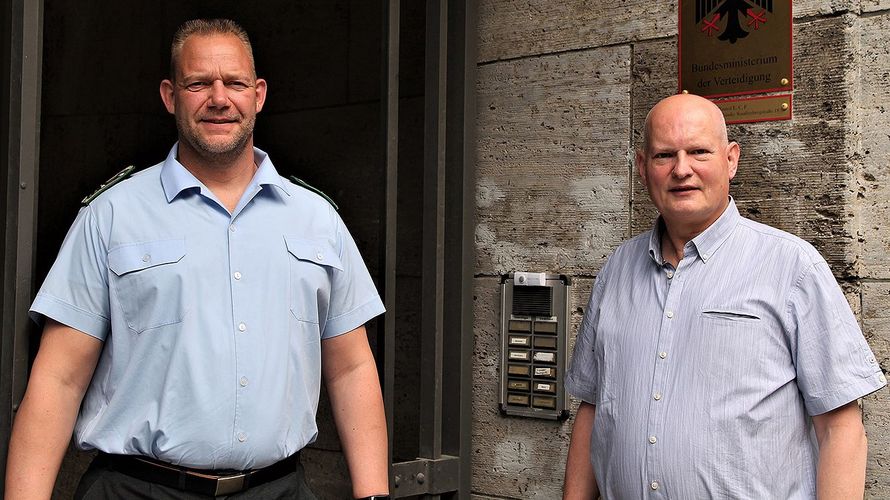 Stabsfeldwebel Jan Hülsken (l.) und Klaus Scharf vor dem Berliner Dienstsitz des BMVg. Foto: DBwV/Hahn