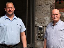 Stabsfeldwebel Jan Hülsken (l.) und Klaus Scharf vor dem Berliner Dienstsitz des BMVg. Foto: DBwV/Hahn