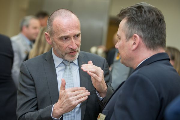 Oberstleutant a.D. Rüdiger Spohr, früherer Vorsitzender des Hauptpersonalrats, im Gespräch mit DBwV-Bundesvorstandsmitglied Fregattenkapitän Marco Thiele (v.l.) Foto: DBwV/Weber