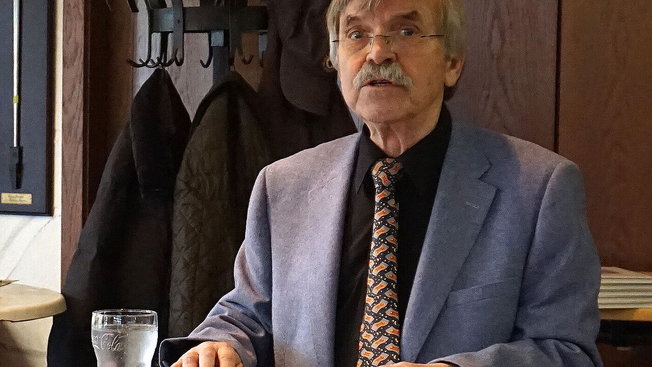 Oberst a.D. Klaus Geerdts, Buchautor und erster Militärattaché Deutschlands in Saudi-Arabien, liest aus seinem Buch "Diplomat in Uniform". Foto: Unger