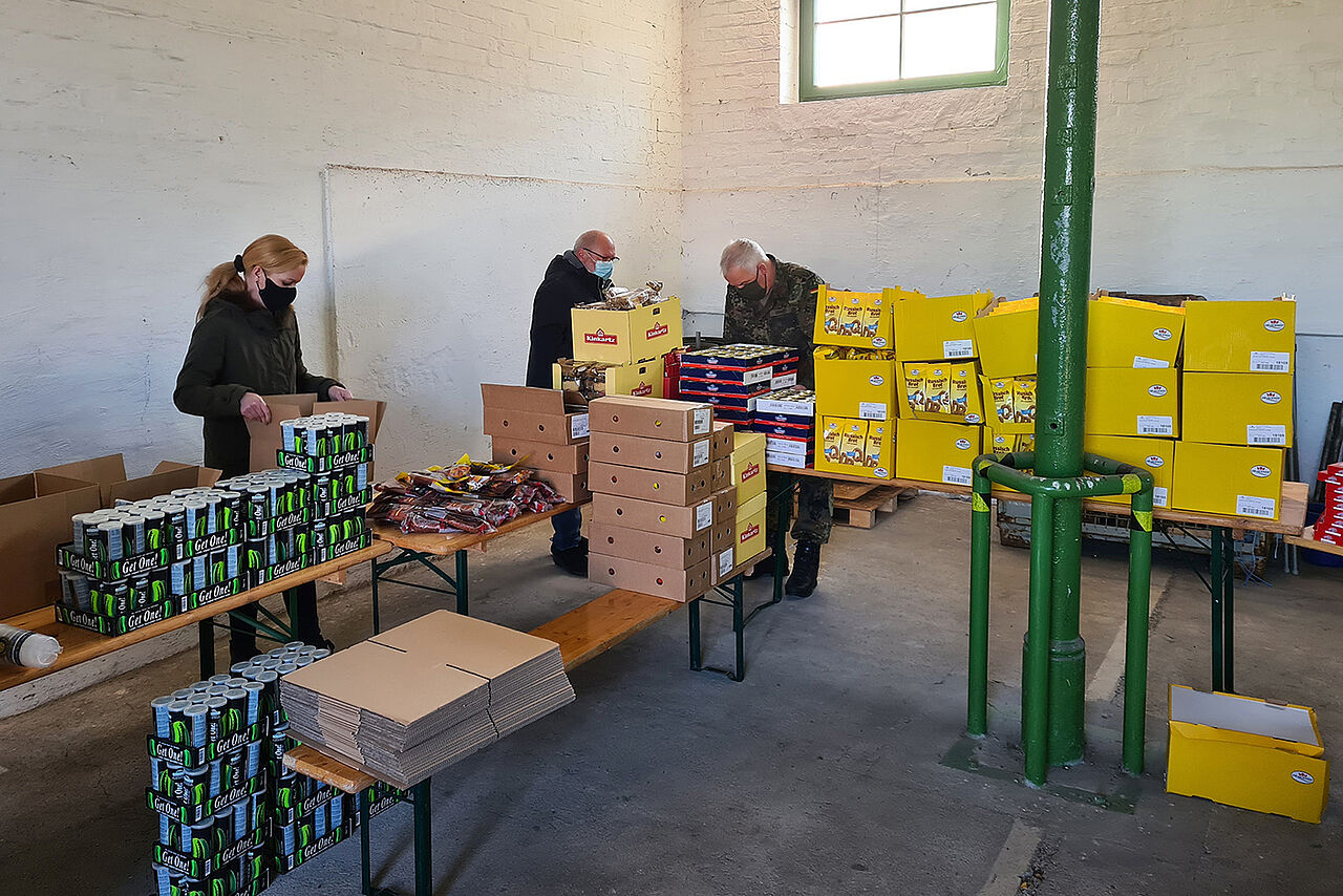 DBwV-Mitglieder beim Packen der Pakte für die Soldatinnen und Soldaten im Auslandseinsatz. Foto: DBwV/Schauer