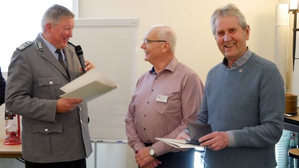Von links: Thomas Behr ehrt Stabsbootsmann Wolfgang Hegemann für vier Jahrzehnte Mandatstätigkeit, den Gleichrangigen Jürgen Rahlf für 20 Jahre.