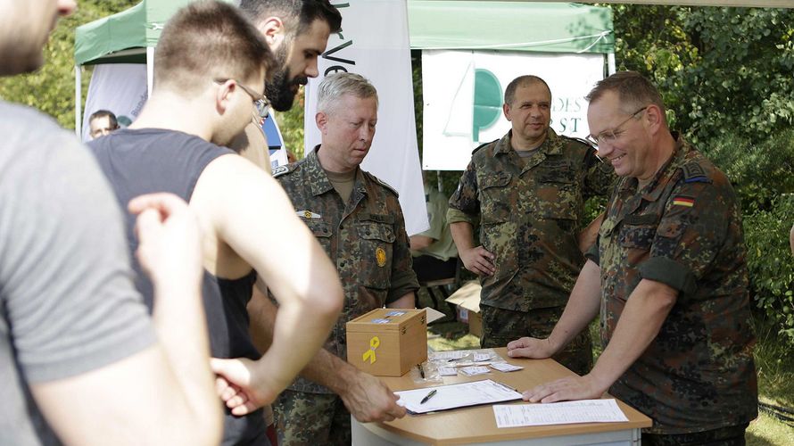 Mandatsträger und Besucher im Gespräch. Foto: DBwV/Hoppe