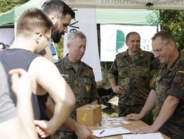 Mandatsträger und Besucher im Gespräch. Foto: DBwV/Hoppe