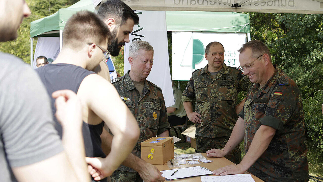 Mandatsträger und Besucher im Gespräch. Foto: DBwV/Hoppe