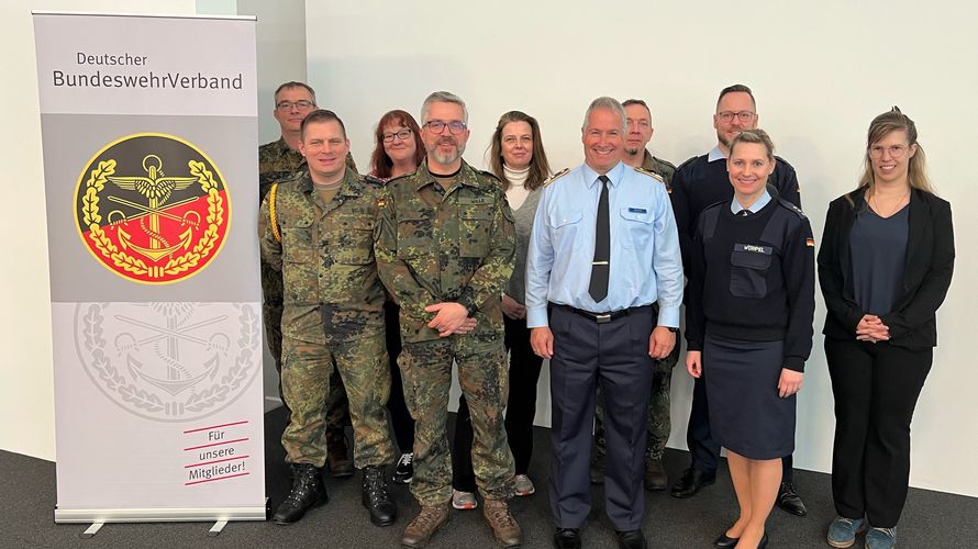 Der neue Vorstand der TruKa Kdo Lw / G-S-K (von rechts nach links): Oberstabsfeldwebel Jens Zange, Stabsfeldwebel Matthias Beley, Silke Possiencke, Stabesfeldwebel Sven Wille, Technische Regierungsoberamtsrätin Manuela Wolbergs, Oberstleutnant Gerrit Hecht, Stabsfeldwebel Enrico Schade, Hauptmann Marius Berensmann, Hauptmann Maria Wörpel und Anne Scholz.. Foto: V. Jeglinski. Foto: V. Jeglinski