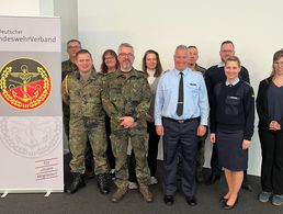 Der neue Vorstand der TruKa Kdo Lw / G-S-K (von rechts nach links): Oberstabsfeldwebel Jens Zange, Stabsfeldwebel Matthias Beley, Silke Possiencke, Stabesfeldwebel Sven Wille, Technische Regierungsoberamtsrätin Manuela Wolbergs, Oberstleutnant Gerrit Hecht, Stabsfeldwebel Enrico Schade, Hauptmann Marius Berensmann, Hauptmann Maria Wörpel und Anne Scholz.. Foto: V. Jeglinski. Foto: V. Jeglinski