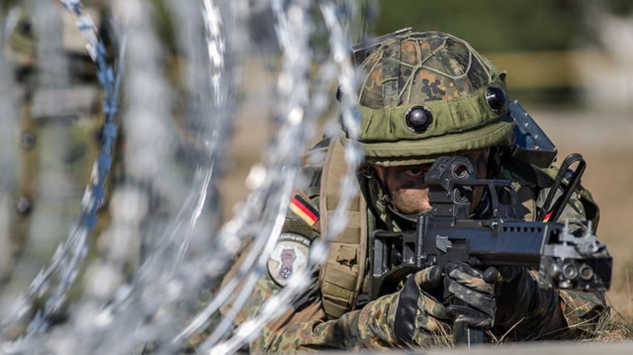 Deutsche Soldaten der Panzerpioniertruppe und litauische Soldaten der Infanterie üben gemeinsam beim Manöver Engineer Thunder Foto: Jane Schmidt