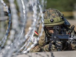 Deutsche Soldaten der Panzerpioniertruppe und litauische Soldaten der Infanterie üben gemeinsam beim Manöver Engineer Thunder Foto: Jane Schmidt