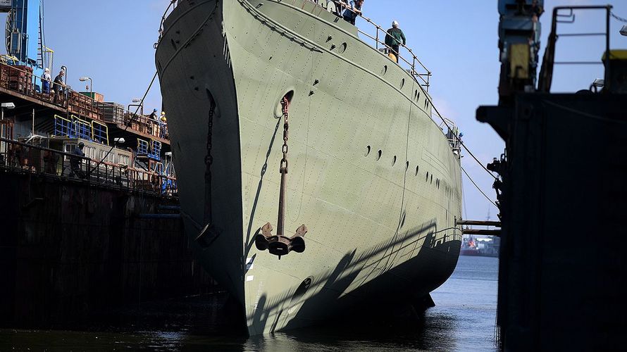 Bremerhaven: Das Marine-Segelschulschiff «Gorch Fock» wird in Bremerhaven nach mehr als drei Jahren im Dock wieder zu Wasser gelassen. Foto: Axel Heimken/dpa