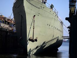 Bremerhaven: Das Marine-Segelschulschiff «Gorch Fock» wird in Bremerhaven nach mehr als drei Jahren im Dock wieder zu Wasser gelassen. Foto: Axel Heimken/dpa