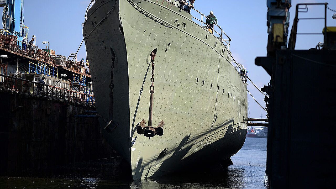 Bremerhaven: Das Marine-Segelschulschiff «Gorch Fock» wird in Bremerhaven nach mehr als drei Jahren im Dock wieder zu Wasser gelassen. Foto: Axel Heimken/dpa