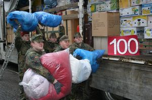 Im Februar 2006 wurde der 100. LKW mit Spenden abgeladen. Foto: Lachen Helfen e. V.