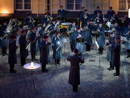 Die Serenade des Heeresmusikkorps Veitshöchheim im Lichthof des Tagungshotels sorgte für die für öffentliche Wahrnehmung der Veranstaltung. Foto: Ingo Kaminsky