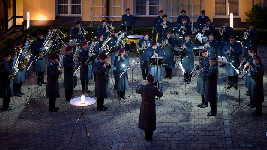 Die Serenade des Heeresmusikkorps Veitshöchheim im Lichthof des Tagungshotels sorgte für die für öffentliche Wahrnehmung der Veranstaltung. Foto: Ingo Kaminsky