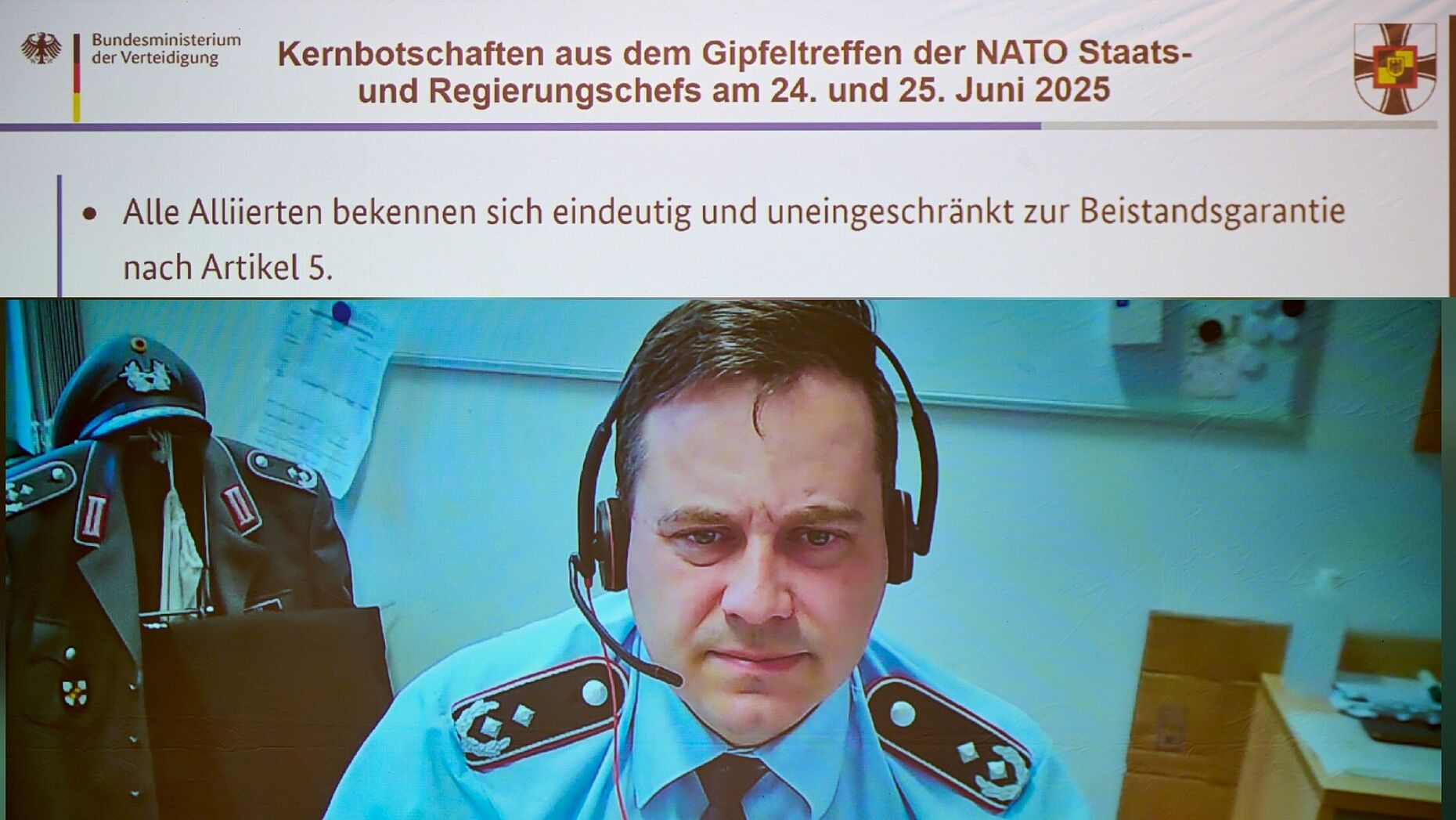 Oberstleutnant i.G. Christoph Kriege (BMVg V 1), per Videokonferenz zugeschaltet, stellte die Ergebnisse des NATO-Gipfels von Den Haag vor. Foto: Ingo Kaminsky