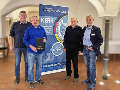 Bei der Wahlversammlung ehrte die kleinste Kameradschaft ERH des Landesverbandes ihren langjährigen Weggefährten Otto Ruhmannseder für 50 Jahre Mitgliedschaft im DBwV.  Auf dem Bild: Landesvorsitzender ERH Bernhard Hauber (von links), Jubilar Otto Ruhmannseder, KERH‑Vorsitzender Anton Hämmerl und Bezirksvorsitzender Roland Ehrenberger. Foto: Christ Hämmerl