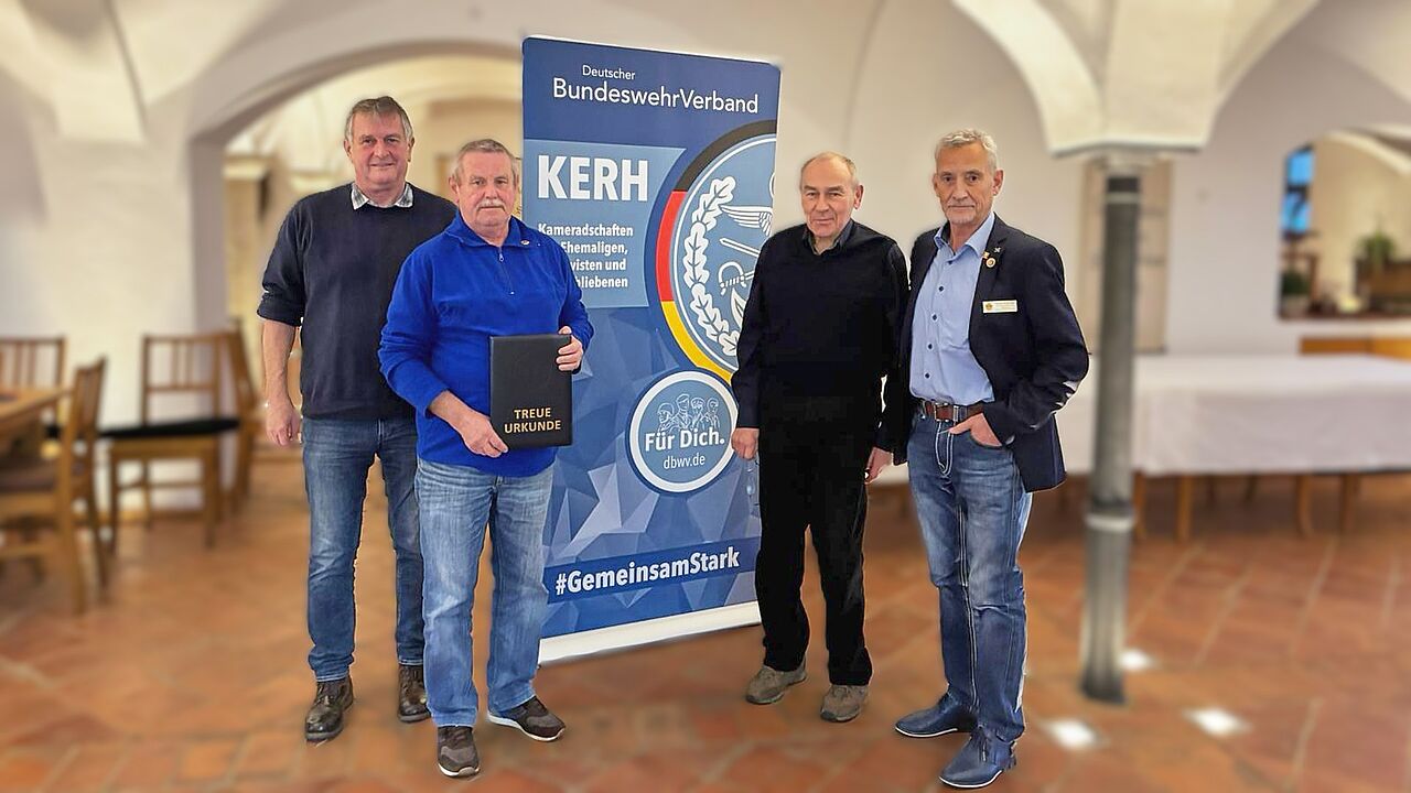 Bei der Wahlversammlung ehrte die kleinste Kameradschaft ERH des Landesverbandes ihren langjährigen Weggefährten Otto Ruhmannseder für 50 Jahre Mitgliedschaft im DBwV.  Auf dem Bild: Landesvorsitzender ERH Bernhard Hauber (von links), Jubilar Otto Ruhmannseder, KERH‑Vorsitzender Anton Hämmerl und Bezirksvorsitzender Roland Ehrenberger. Foto: Christ Hämmerl