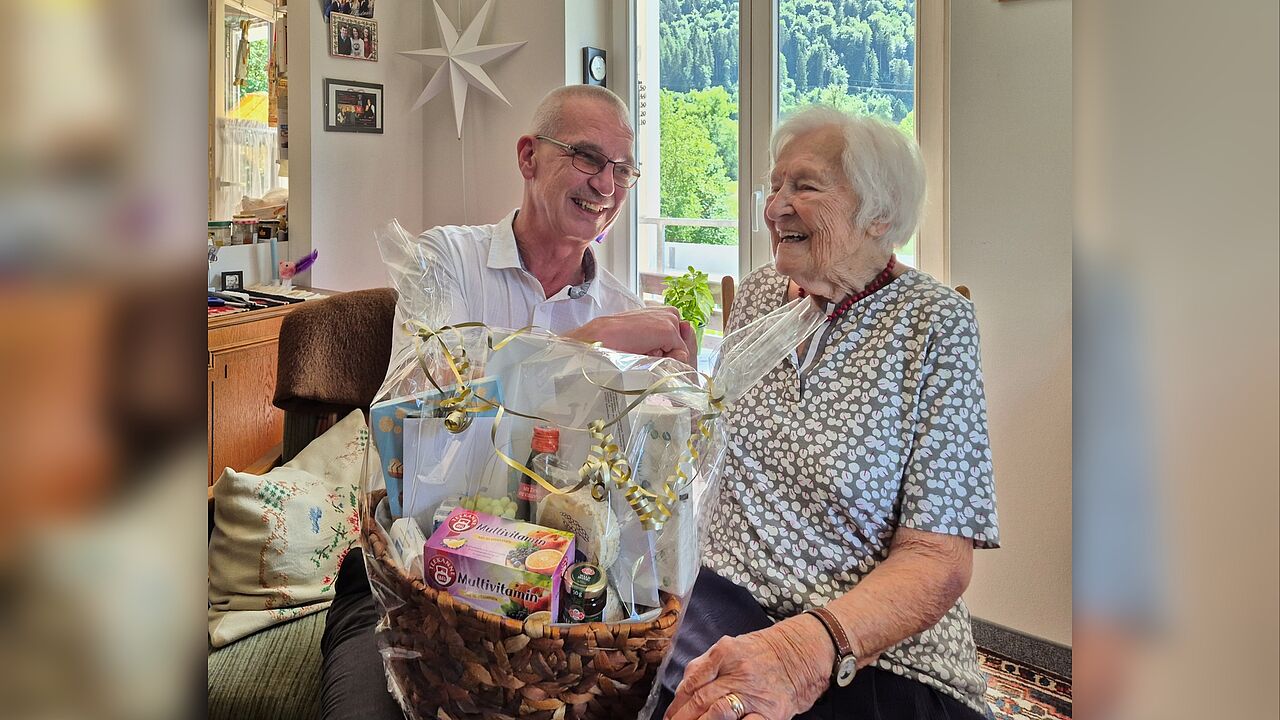 Vorsitzender Oberstabsfeldwebel a.D. Stefan Weyer gratulierte der 100-jährigen Jubilarin Hopf mit einem Präsentkorb der Kameradschaft ERH Sonthofen und dem Glückwunschschreiben des Bundesvorsitzenden zum Geburtstag. Foto: Stefan Weyer