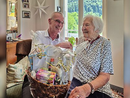 Vorsitzender Oberstabsfeldwebel a.D. Stefan Weyer gratulierte der 100-jährigen Jubilarin Hopf mit einem Präsentkorb der Kameradschaft ERH Sonthofen und dem Glückwunschschreiben des Bundesvorsitzenden zum Geburtstag. Foto: Stefan Weyer