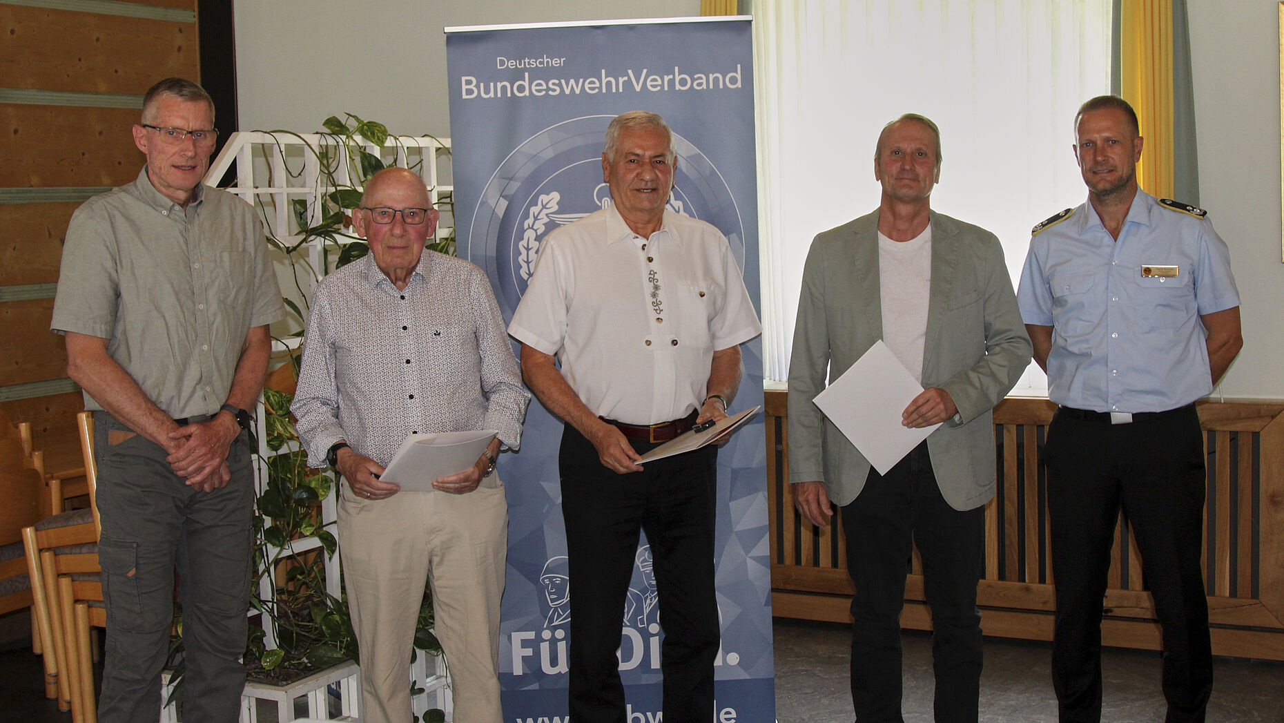 Die langjährigen Mitglieder (ab 2.v.l.) Oberstleutnant a.D. Hans Joachim Breuer (65 Jahre), Oberstleutnant a.D. Manfred Held (60 Jahre) und Oberst a.D. Peter Eichelsdörfer (40 Jahre) erhielten ihre Treueurkunde und -nadel.  Foto: Klaus Schwarzenberger