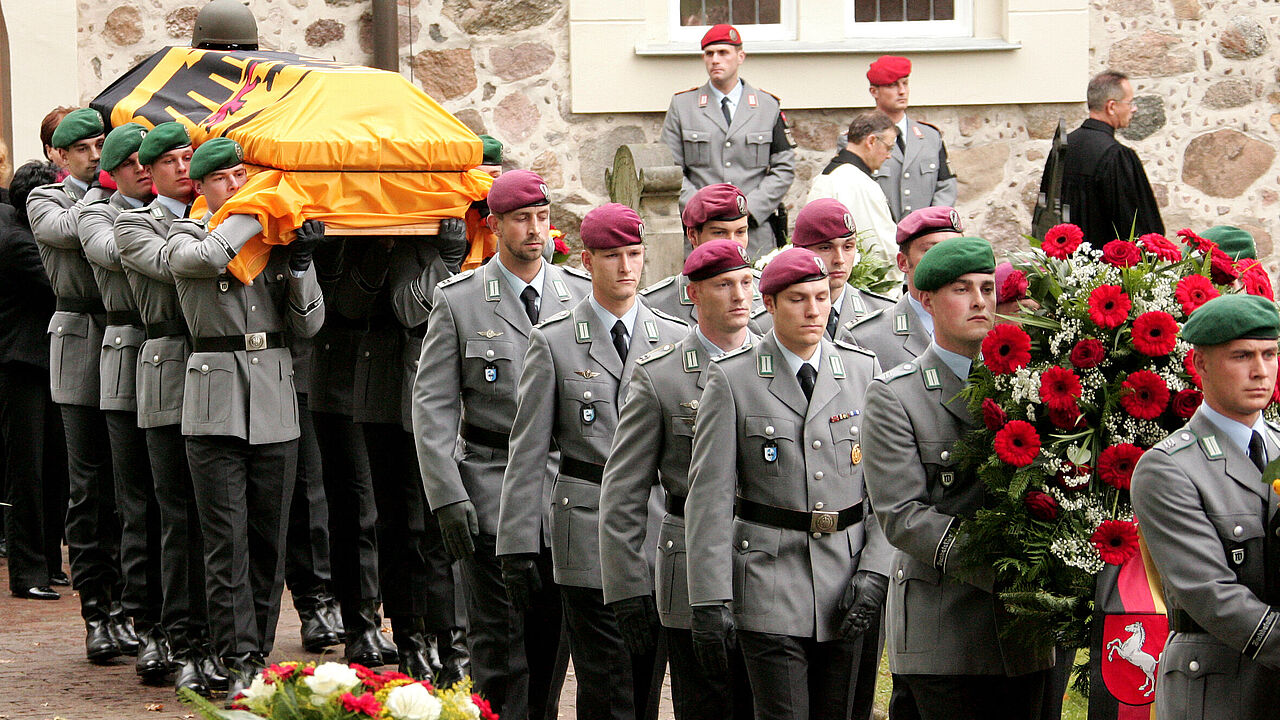 Die letzte Ehre für Oberfeldwebel Florian Pauli: Nach der Trauerfeier am 15. Oktober 2010 tragen seine Kameraden den Sarg nach der Trauerfeier aus der St.Lamberti-Kirche in Selsingen. Foto: Bundeswehr/Sebastian Wilke