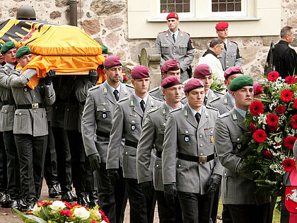 Die letzte Ehre für Oberfeldwebel Florian Pauli: Nach der Trauerfeier am 15. Oktober 2010 tragen seine Kameraden den Sarg nach der Trauerfeier aus der St.Lamberti-Kirche in Selsingen. Foto: Bundeswehr/Sebastian Wilke