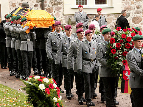 Die letzte Ehre für Oberfeldwebel Florian Pauli: Nach der Trauerfeier am 15. Oktober 2010 tragen seine Kameraden den Sarg nach der Trauerfeier aus der St.Lamberti-Kirche in Selsingen. Foto: Bundeswehr/Sebastian Wilke