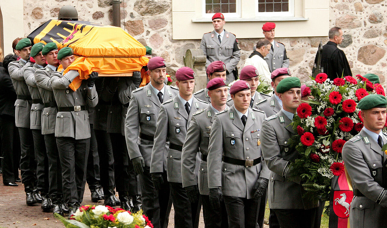 Die letzte Ehre für Oberfeldwebel Florian Pauli: Nach der Trauerfeier am 15. Oktober 2010 tragen seine Kameraden den Sarg nach der Trauerfeier aus der St.Lamberti-Kirche in Selsingen. Foto: Bundeswehr/Sebastian Wilke