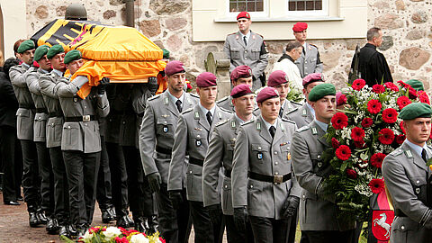Die letzte Ehre für Oberfeldwebel Florian Pauli: Nach der Trauerfeier am 15. Oktober 2010 tragen seine Kameraden den Sarg nach der Trauerfeier aus der St.Lamberti-Kirche in Selsingen. Foto: Bundeswehr/Sebastian Wilke