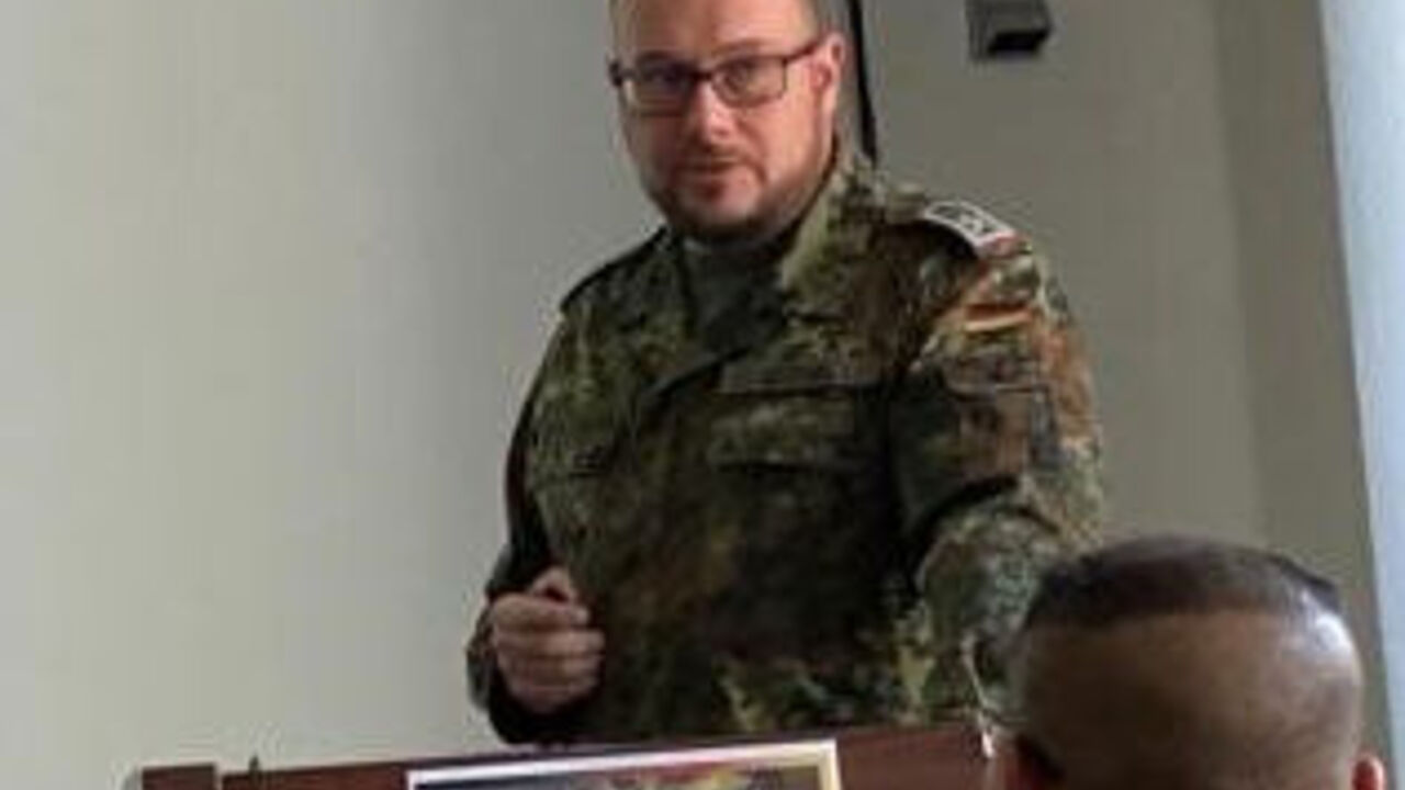 Umfassend informierte Hauptfeldwebel Sascha Blobel die TruKa Mitglieder in Augustdorf. Foto: Oberstabsfeldwebel Meyer