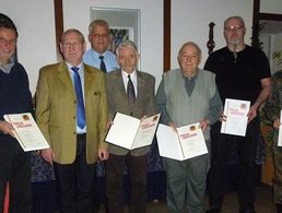 Die Geehrten der StOKa Berlin gemeinsam mit dem Bezirksvorsitzenden, Stabsfeldwebel a.D. Frank Reiche und dem Vorsitzenden der StOKa, Hauptmann Ingo Zergiebel