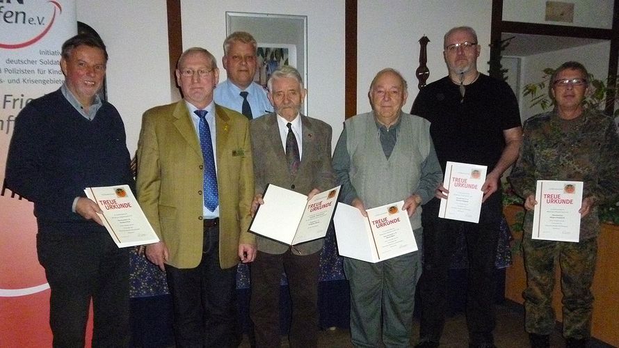 Die Geehrten der StOKa Berlin gemeinsam mit dem Bezirksvorsitzenden, Stabsfeldwebel a.D. Frank Reiche und dem Vorsitzenden der StOKa, Hauptmann Ingo Zergiebel