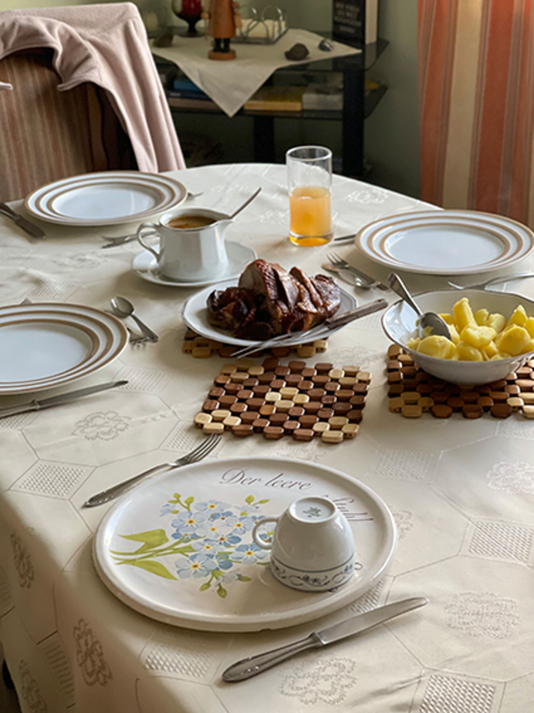 Im Rahmen der Initiative #DerLeereStuhl lassen jedes Jahr zu Weihnachten Familien einen Platz an ihren Tafeln frei, um so an Gefallene der Bundeswehr zu denken und Solidarität mit Einsatzveteranen und Hinterbliebenen zu demonstrieren. Foto: DBwV/Bohnert