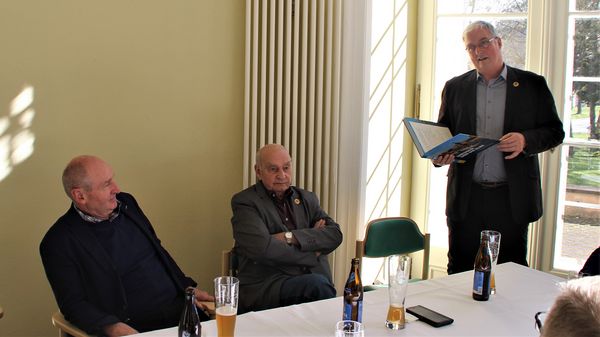 Eine umfangreiche Laudatio auf den scheidenden Vorsitzeden ERH im Landesverband Ost, Hauptmann a.D. Joachim Wohlfeld, trug der Vorsitzende der KERH Dresden, Oberstleutnant a.D. Raimond Töpsch, vor. Foto: Peter Dobrowald