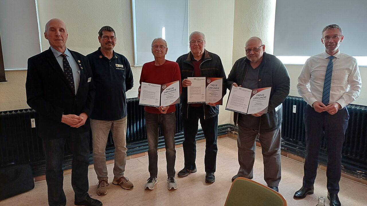)Vorsitzender OStFw a.D. Lothar Becker (von links), Bezirksvorsitzender StFw a.D. Dirk Siebert, OTL a. D. Lothar Remmele, OStFw a. D. Dieter Feurich, Fw d.R. Klaus Jürgen Kubina und Major d.R. Christian Sieh. Foto: KERH Bad Arolsen–Wolfhagen-Hochsauerland
