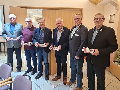 Hannes Dreier (2. von rechts) dankte dem Kameradschaftsvorstand. Foto: DBwV