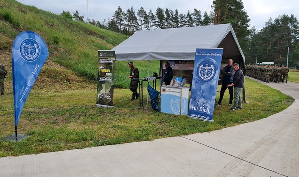 Mit einem Informationsstand, der von Stabsfeldwebel Lutz Roitsch, dem Standortbeauftragten Oberstabsfeldwebel d.R. Michael Edlinger und dem Außendienstmitarbeiter Björn Hellmund betreut wurde, war auch die TruKa am Tag der Werte präsent. Foto: Michael Edlinger