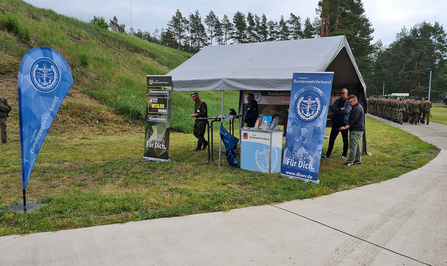 Mit einem Informationsstand, der von Stabsfeldwebel Lutz Roitsch, dem Standortbeauftragten Oberstabsfeldwebel d.R. Michael Edlinger und dem Außendienstmitarbeiter Björn Hellmund betreut wurde, war auch die TruKa am Tag der Werte präsent. Foto: Michael Edlinger