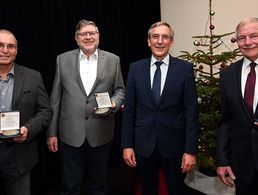 Die Plakette des Landesverbands erhielten Manfred Wild, Uwe Paul und Heinrich Herbort vom Landesvorsitzenden Gerhard Stärk. Foto: Ingo Kaminsky