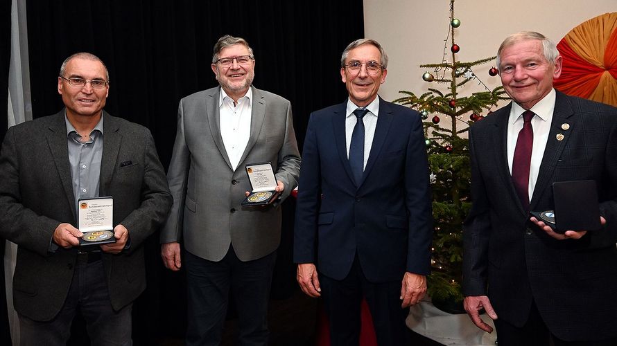 Die Plakette des Landesverbands erhielten Manfred Wild, Uwe Paul und Heinrich Herbort vom Landesvorsitzenden Gerhard Stärk. Foto: Ingo Kaminsky