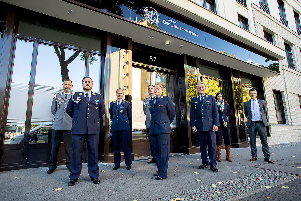 Vor der offiziellen Übergabe des Dokuments "Mission Seele" waren die Einsatzversehrten zu Gast in der DBwV-Bundesgeschäftsstelle. Foto: DBwV/Yann Bombeke
