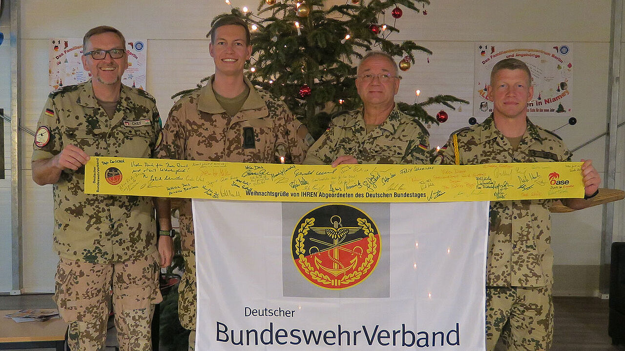 In Niamey freuten sich die Soldaten über ein Gelbes Band der Solidarität, versehen mit den Unterschriften von Abgeordneten und Regierungsmitgliedern. Foto: DBwV