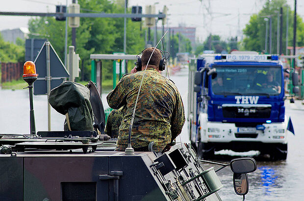 Der Zivilschutz basiert auf dem Zusammenspiel vieler Akteure – wie zum Beispiel bei der Bekämpfung von Hochwasserkatastrophen. Foto: Archiv/Bombeke