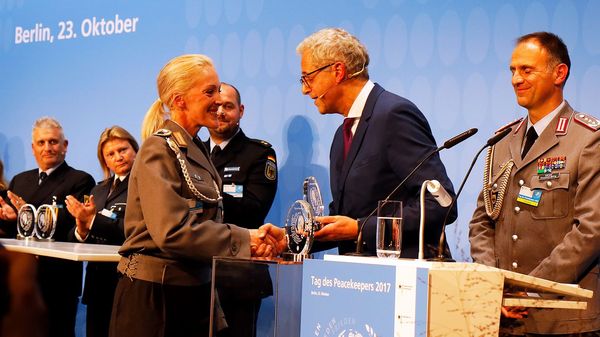 Hauptfeldwebel Vanessa Kistner wird von Gerd Hoofe, Staatssekretär im BMVg, anlässlich des „Tags des Peacekeepers 2017“ in Berlin ausgezeichnet. Foto: DBwV/Kruse