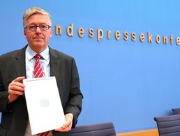 Zeigt Mängel bei der Bundeswehr auf: Der Wehrbeauftragte Hans-Peter Bartels stellt seinen fünften Jahresbericht vor. Foto: DBwV/Schmidt