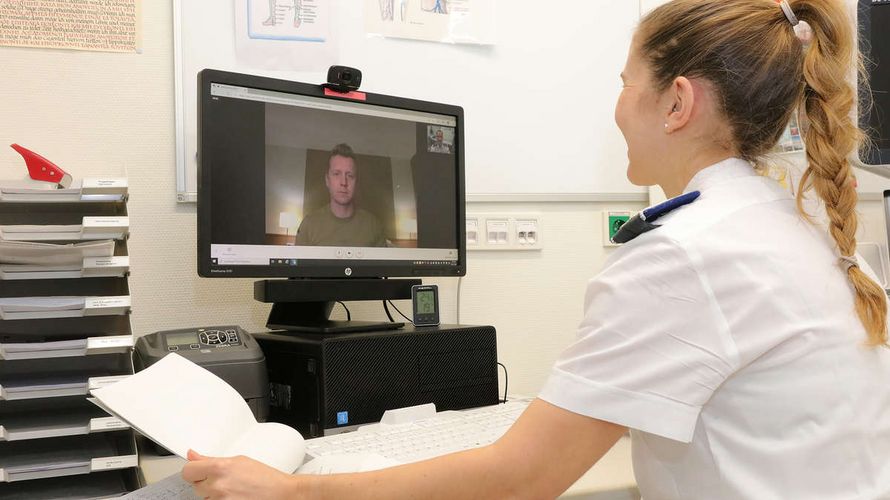 Der „kurze Draht“ statt lange Anfahrt und Wartezeiten in der Klinik hilft Patienten und Patientinnen bei ihrer Behandlung und Genesung. Foto: Bundeswehr/Thio Pulpanek