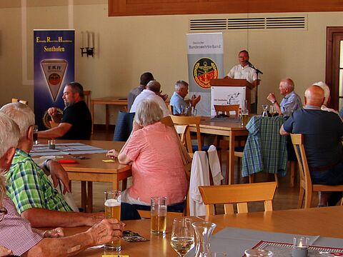 Vorsitzender Oberstleutnant a.D. Alfred Veit begrüßte die 60 Mitglieder und Gäste der Kameradschaft ERH Sonthofen zum Sommerfest. Foto: Wolfgang Kruse