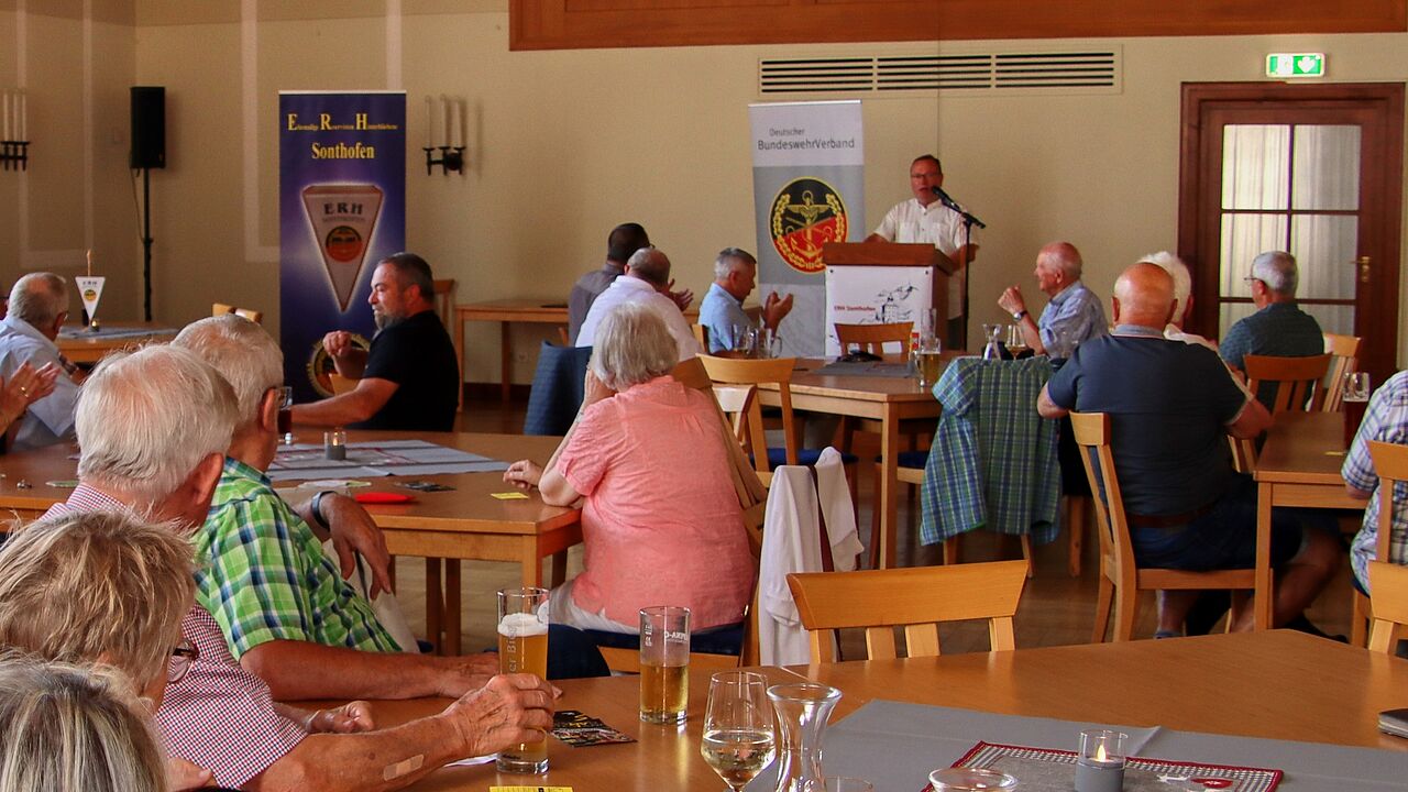 Vorsitzender Oberstleutnant a.D. Alfred Veit begrüßte die 60 Mitglieder und Gäste der Kameradschaft ERH Sonthofen zum Sommerfest. Foto: Wolfgang Kruse